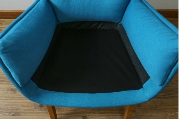 中古　美品　デンマーク　IDC大塚家具取り扱い　THECA(テカ)　MORO(モロ)　鮮やかな色合いが空間のアクセントになるイージーチェア　定価約15万円　(R-081934)