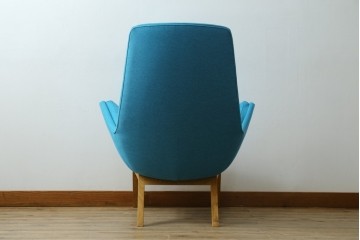 中古　美品　デンマーク　IDC大塚家具取り扱い　THECA(テカ)　MORO(モロ)　鮮やかな色合いが空間のアクセントになるイージーチェア　定価約15万円　(R-081934)