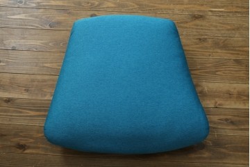中古　美品　デンマーク　IDC大塚家具取り扱い　THECA(テカ)　MORO(モロ)　鮮やかな色合いが空間のアクセントになるイージーチェア　定価約15万円　(R-081934)