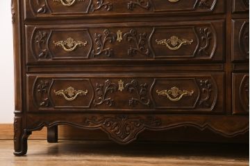中古　美品　DREXEL HERITAGE(ドレクセルヘリテイジ)　old continent(オールドコンチネント)　美しい装飾が目を惹くチェスト(サイドチェスト、引き出し、サイドボード)(R-081939)