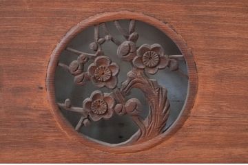 アンティーク建具　あやめと梅の図柄が素敵な彫刻欄間1枚(明かり取り、明り取り)(R-081954)