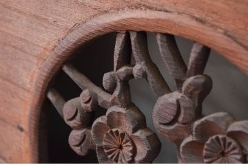 アンティーク建具　あやめと梅の図柄が素敵な彫刻欄間1枚(明かり取り、明り取り)(R-081954)