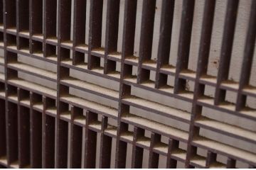 アンティーク建具　上手物!!　繊細な作りが魅力的な筬格子と凝った面取り框の欄間1枚(らんま、明り取り、明かり取り)(R-081961)