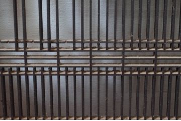 アンティーク建具　上手物!!　繊細な作りが魅力的な筬格子と凝った面取り框の大振りな欄間2枚(らんま、明り取り、明かり取り)(R-081962)