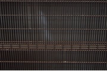 アンティーク建具　上手物!!　繊細な作りが魅力的な筬格子と凝った面取り框の大振りな欄間2枚(らんま、明り取り、明かり取り)(R-081962)