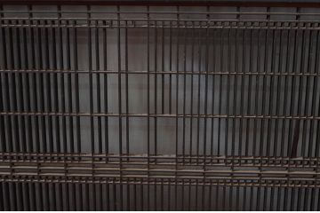 アンティーク建具　上手物!!　繊細な作りが魅力的な筬格子と凝った面取り框の大振りな欄間2枚(らんま、明り取り、明かり取り)(R-081962)