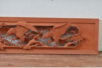 アンティーク建具　松と鷹(タカ)の図柄が見事な厚みのある両面彫刻欄間2枚セット(らんま、明かり取り、明り取り)(R-081965)