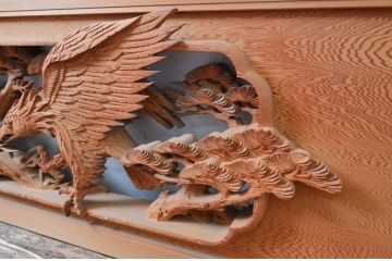 アンティーク建具　松と鷹(タカ)の図柄が見事な厚みのある両面彫刻欄間2枚セット(らんま、明かり取り、明り取り)(R-081965)