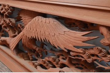 アンティーク建具　松と鷹(タカ)の図柄が見事な厚みのある両面彫刻欄間2枚セット(らんま、明かり取り、明り取り)(R-081965)