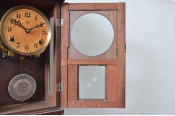 アンティーク時計　精工舎(SEIKOSHA、セイコー)　TRADE(S)MARK　クォーツ式　彫刻の意匠が素敵な掛け時計(柱時計、古時計)(R-081980)