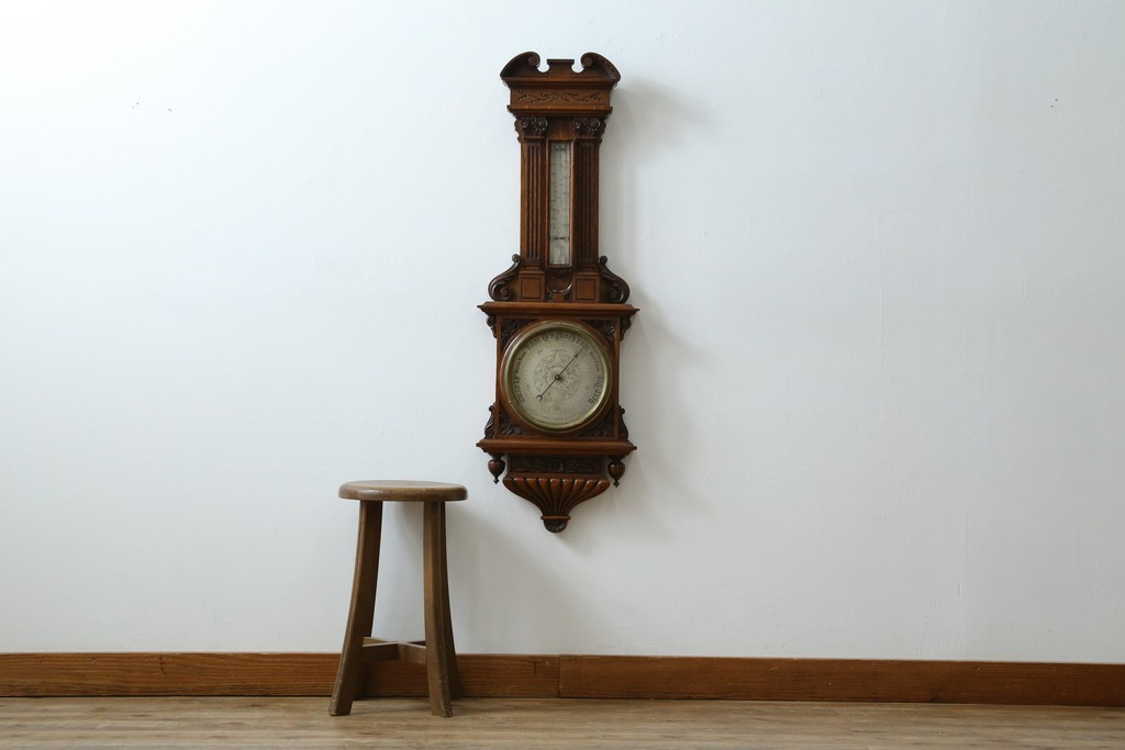 フランスアンティーク　クラシカルな彫刻入りアネロイド気圧計　(R-081985)