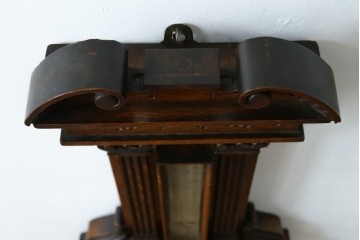 フランスアンティーク　クラシカルな彫刻入りアネロイド気圧計　(R-081985)