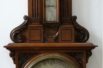 フランスアンティーク　クラシカルな彫刻入りアネロイド気圧計　(R-081985)