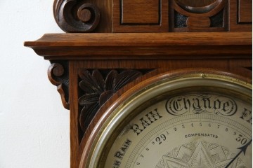 フランスアンティーク　クラシカルな彫刻入りアネロイド気圧計　(R-081985)
