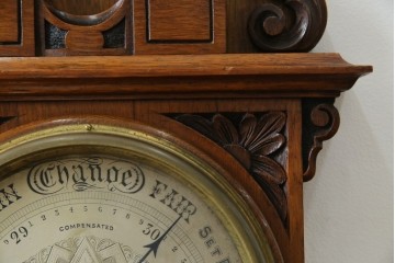 フランスアンティーク　クラシカルな彫刻入りアネロイド気圧計　(R-081985)