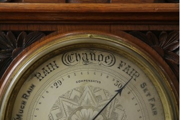 フランスアンティーク　クラシカルな彫刻入りアネロイド気圧計　(R-081985)