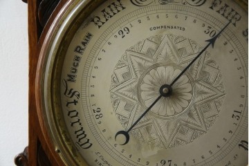 フランスアンティーク　クラシカルな彫刻入りアネロイド気圧計　(R-081985)