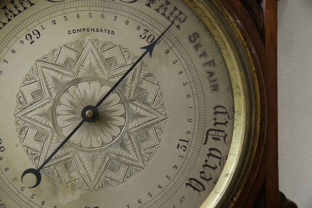 フランスアンティーク　クラシカルな彫刻入りアネロイド気圧計　(R-081985)