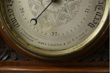 フランスアンティーク　クラシカルな彫刻入りアネロイド気圧計　(R-081985)