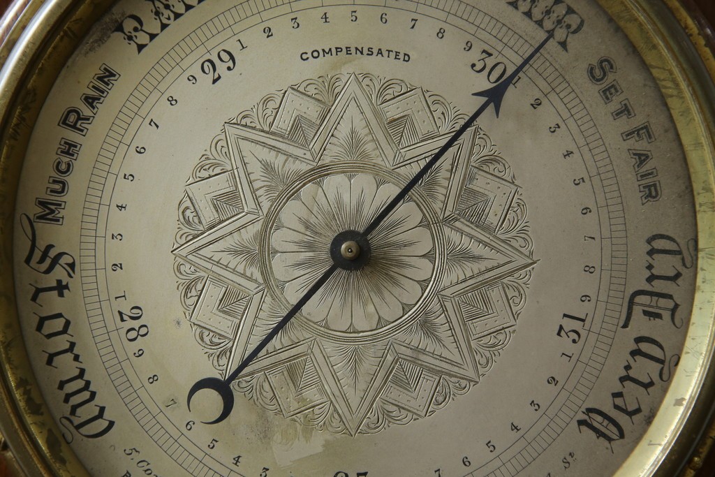 フランスアンティーク　クラシカルな彫刻入りアネロイド気圧計　(R-081985)