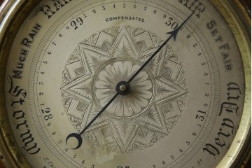 フランスアンティーク　クラシカルな彫刻入りアネロイド気圧計　(R-081985)