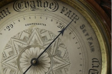 フランスアンティーク　クラシカルな彫刻入りアネロイド気圧計　(R-081985)