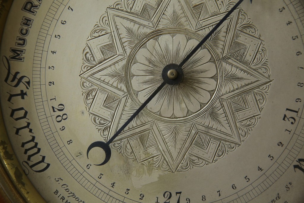 フランスアンティーク　クラシカルな彫刻入りアネロイド気圧計　(R-081985)