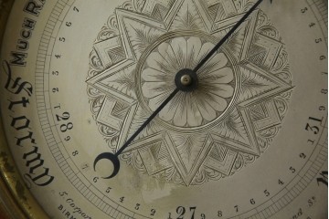 フランスアンティーク　クラシカルな彫刻入りアネロイド気圧計　(R-081985)