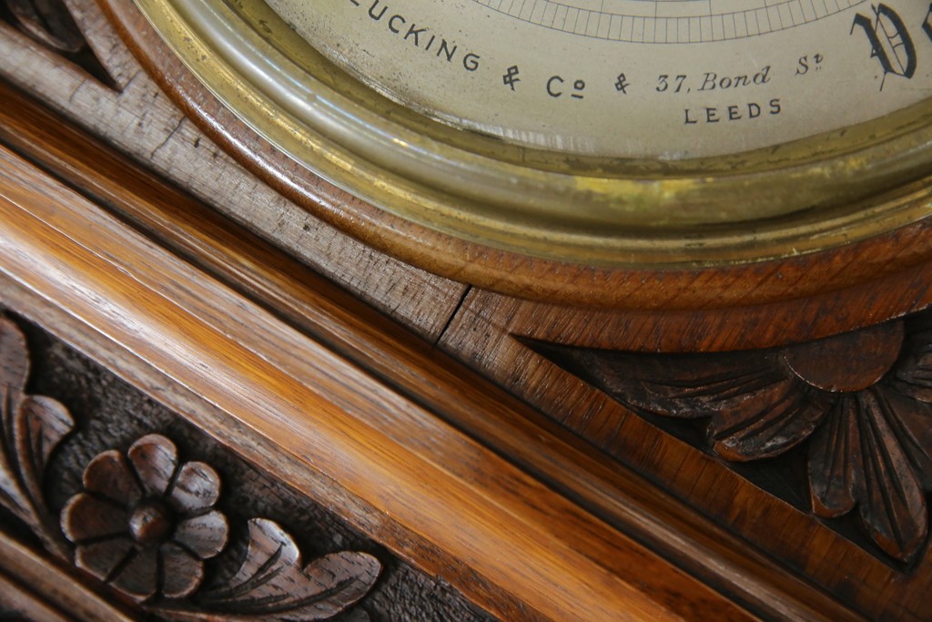 フランスアンティーク　クラシカルな彫刻入りアネロイド気圧計　(R-081985)