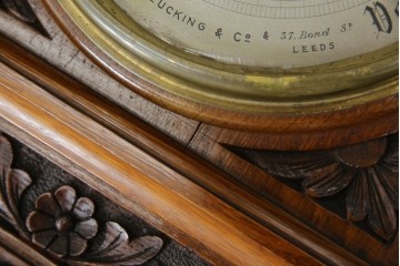 フランスアンティーク　クラシカルな彫刻入りアネロイド気圧計　(R-081985)