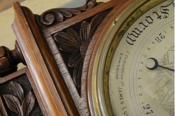 フランスアンティーク　クラシカルな彫刻入りアネロイド気圧計　(R-081985)