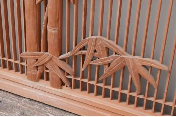 ビンテージ建具　片面ガラス　竹に雀の彫刻入り筬欄間1枚(格子欄間、おさらんま、オサランマ、明り取り、明かり取り、ヴィンテージ)(R-082006)