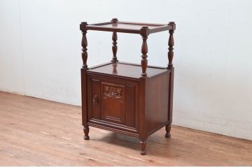 中古　美品　国会議事堂納品の高級家具メーカー　徳田家具　上品な佇まいで存在感のあるサイドキャビネット(サイドテーブル、コンソールテーブル、ナイトテーブル、収納棚、戸棚、電話台、花台、飾り棚、陳列棚、ディスプレイ棚、置柵、店舗什器)(R-082010)