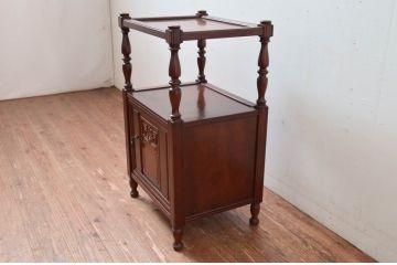 中古　美品　国会議事堂納品の高級家具メーカー　徳田家具　上品な佇まいで存在感のあるサイドキャビネット(サイドテーブル、コンソールテーブル、ナイトテーブル、収納棚、戸棚、電話台、花台、飾り棚、陳列棚、ディスプレイ棚、置柵、店舗什器)(R-082010)