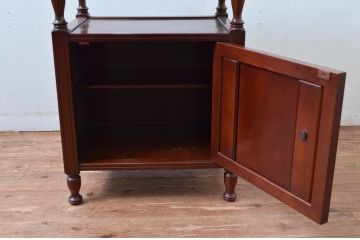 中古　美品　国会議事堂納品の高級家具メーカー　徳田家具　上品な佇まいで存在感のあるサイドキャビネット(サイドテーブル、コンソールテーブル、ナイトテーブル、収納棚、戸棚、電話台、花台、飾り棚、陳列棚、ディスプレイ棚、置柵、店舗什器)(R-082010)