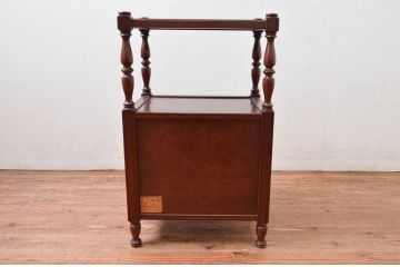 中古　美品　国会議事堂納品の高級家具メーカー　徳田家具　上品な佇まいで存在感のあるサイドキャビネット(サイドテーブル、コンソールテーブル、ナイトテーブル、収納棚、戸棚、電話台、花台、飾り棚、陳列棚、ディスプレイ棚、置柵、店舗什器)(R-082010)