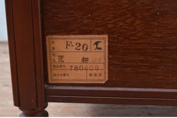 中古　美品　国会議事堂納品の高級家具メーカー　徳田家具　上品な佇まいで存在感のあるサイドキャビネット(サイドテーブル、コンソールテーブル、ナイトテーブル、収納棚、戸棚、電話台、花台、飾り棚、陳列棚、ディスプレイ棚、置柵、店舗什器)(R-082010)