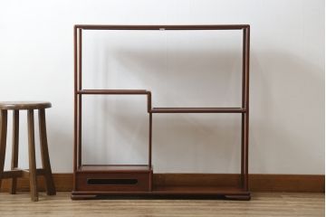 和製アンティーク　総花梨(カリン)材　細身で繊細なデザインの小振りな茶棚(飾り棚、違い棚、収納棚、両面仕様)(R-082011)