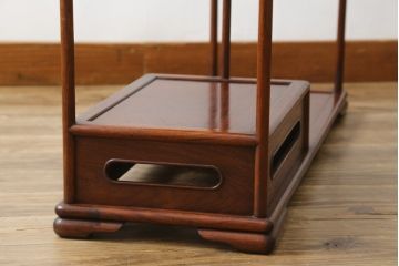 和製アンティーク　総花梨(カリン)材　細身で繊細なデザインの小振りな茶棚(飾り棚、違い棚、収納棚、両面仕様)(R-082011)