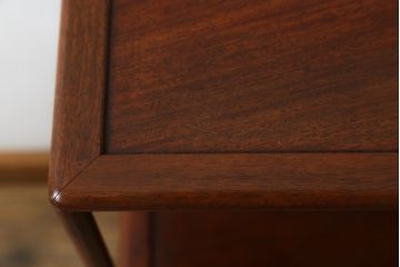 和製アンティーク　総花梨(カリン)材　細身で繊細なデザインの小振りな茶棚(飾り棚、違い棚、収納棚、両面仕様)(R-082011)