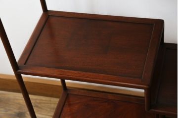 和製アンティーク　総花梨(カリン)材　細身で繊細なデザインの小振りな茶棚(飾り棚、違い棚、収納棚、両面仕様)(R-082011)