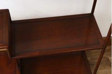 和製アンティーク　総花梨(カリン)材　細身で繊細なデザインの小振りな茶棚(飾り棚、違い棚、収納棚、両面仕様)(R-082011)