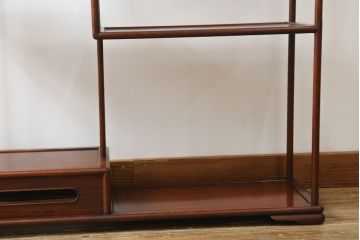 和製アンティーク　総花梨(カリン)材　細身で繊細なデザインの小振りな茶棚(飾り棚、違い棚、収納棚、両面仕様)(R-082011)
