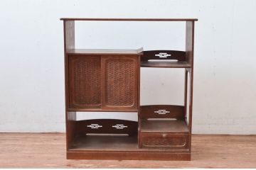 和製アンティーク　高級指物家具　槐(えんじゅ)材　網代(あじろ)引き戸と透かし彫りが素敵な茶棚(茶箪笥、飾り棚、陳列棚、収納棚、戸棚)(R-082012)