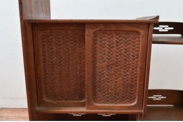 和製アンティーク　高級指物家具　槐(えんじゅ)材　網代(あじろ)引き戸と透かし彫りが素敵な茶棚(茶箪笥、飾り棚、陳列棚、収納棚、戸棚)(R-082012)