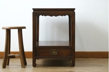 中古　ヘンレドン(HENREDON)　李朝　シノワズリ(chinoiserie)デザイン　オリエンタルなデザインが目を引くサイドテーブル　(R-082016)