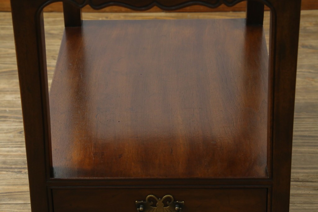 中古　ヘンレドン(HENREDON)　李朝　シノワズリ(chinoiserie)デザイン　オリエンタルなデザインが目を引くサイドテーブル　(R-082016)