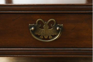 中古　ヘンレドン(HENREDON)　李朝　シノワズリ(chinoiserie)デザイン　オリエンタルなデザインが目を引くサイドテーブル　(R-082016)