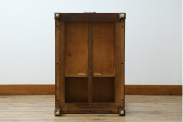 中古　ヘンレドン(HENREDON)　李朝　シノワズリ(chinoiserie)デザイン　オリエンタルなデザインが目を引くサイドテーブル　(R-082016)
