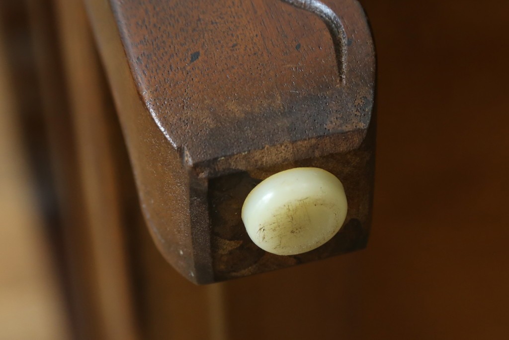 中古　ヘンレドン(HENREDON)　李朝　シノワズリ(chinoiserie)デザイン　オリエンタルなデザインが目を引くサイドテーブル　(R-082016)